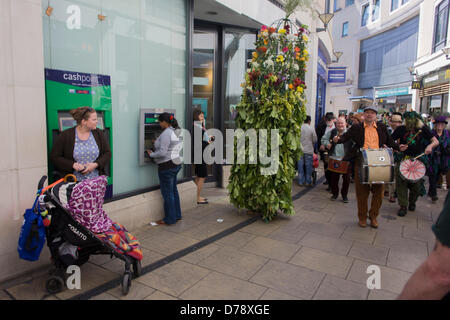 Londra, Regno Unito. Il 1 maggio 2013. Membri del Jack Deptford nel verde danza da pub a pub a Greenwich per contrassegnare l'inizio della primavera. I partecipanti vestono i tradizionali facce verdi e fogliame, una tradizione dal XVII secolo custom di milkmaids andando fuori il giorno di maggio con gli utensili dei loro scambi decorate con ghirlande e ammucchiati in una piramide che portavano sulle loro teste. Credito: RichardBakerNews / Alamy Live News Foto Stock