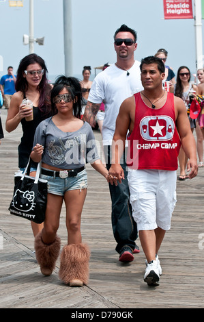 Nicole Polizzi aka Snooki, Jionni LaValle, Jenni Farley aka JWoww e Roger Matthews Snooki JWoww e disegnare una grande folla come Foto Stock