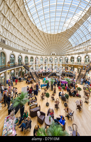 Negozi, ristoranti e sabato le bancarelle del mercato, il Corn Exchange, Leeds, West Yorkshire, Regno Unito Foto Stock