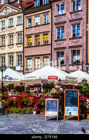 Case cittadine medievali e ristoranti all'aperto in Stary Rynek, Old Town Market Place a Varsavia in Polonia. Foto Stock