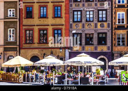 Case cittadine medievali e ristoranti all'aperto in Stary Rynek, Old Town Market Place a Varsavia in Polonia. Foto Stock