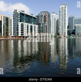 Photostiched square, vista panoramica di Millwall Inner Dock, rivolta verso Canary Wharf, sull'Isola di cani, Londra, Regno Unito. Foto Stock