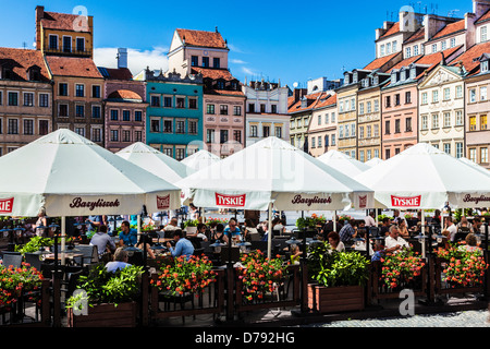 Un open air cafè ristorante su una soleggiata giornata estiva in Stary Rynek, Old Town Market Place a Varsavia in Polonia. Foto Stock