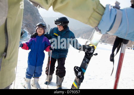 Famiglia Sciare in Ski Resort Foto Stock