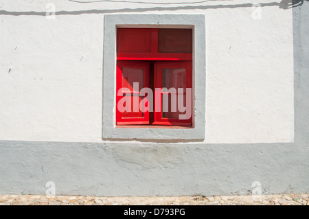 Rosso nella finestra a battente Foto Stock