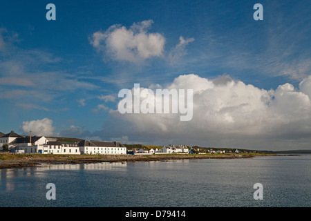 Bruichladdich Distillery e villaggio sull'isola di Islay Foto Stock