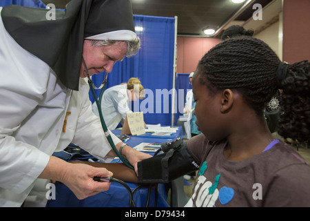 Libera gli screening sanitari per i residenti non assicurati di Detroit Foto Stock