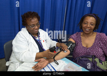 Libera gli screening sanitari per i residenti non assicurati di Detroit Foto Stock