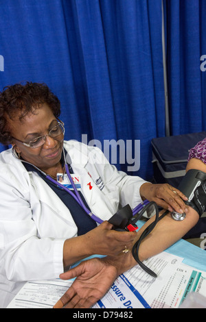 Libera gli screening sanitari per i residenti non assicurati di Detroit Foto Stock