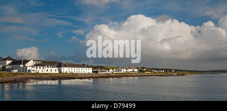 Bruichladdich Distillery e villaggio sull'isola di Islay Foto Stock