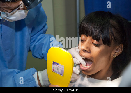 Libera gli screening sanitari per i residenti non assicurati di Detroit Foto Stock