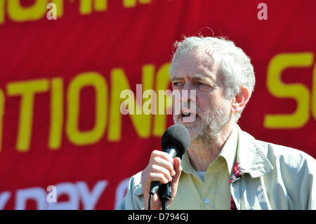 Londra, Regno Unito. Il 1 maggio 2013. Giorno di maggio la dimostrazione. Trafalgar Square. Jeremy Corbyn, MP per Islington a nord Foto Stock