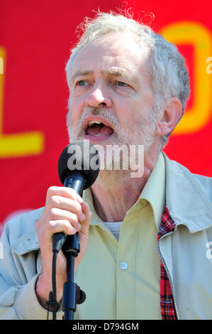 Londra, Regno Unito. Il 1 maggio 2013. Giorno di maggio la dimostrazione. Trafalgar Square. Jeremy Corbyn, MP per Islington a nord Foto Stock