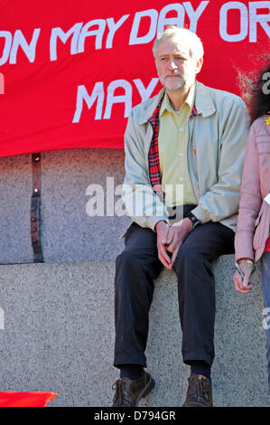 Londra, Regno Unito. Il 1 maggio 2013. Giorno di maggio la dimostrazione. Trafalgar Square. Jeremy Corbyn, MP per Islington a nord Foto Stock