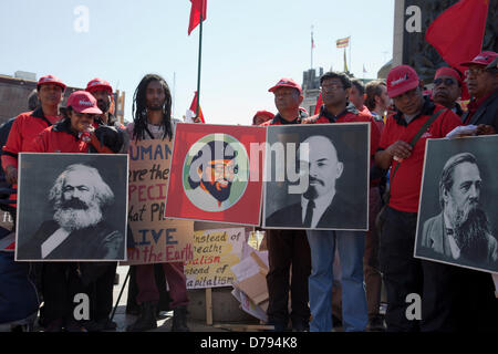 01 Maggio 2013 - 14.42 pm - giorno di maggio Rally dimostrazione avviene in Trafalgar Square, London, England Regno Unito. Foto Stock