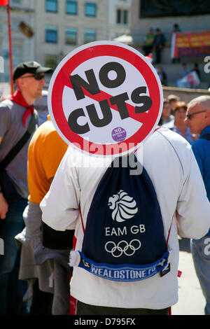 01 Maggio 2013 - 14.48 pm - giorno di maggio Rally dimostrazione avviene in Trafalgar Square, Londra - Inghilterra - REGNO UNITO. Niente tagli uomo! Foto Stock