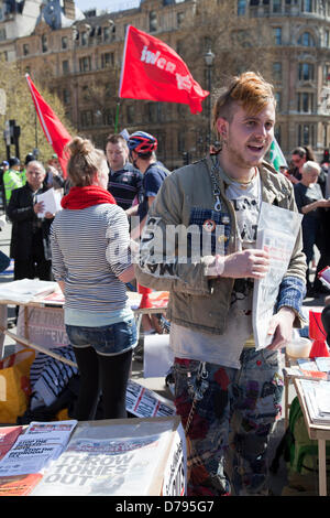 01 Maggio 2013 - 14.47pm - giorno di maggio Rally dimostrazione avviene in Trafalgar Square, Londra - Inghilterra - UK Foto Stock