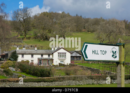 Segno di Hill Top (Beatrix Potter (home) nel villaggio di Near Sawrey, Parco Nazionale del Distretto dei Laghi, Cumbria, England Regno Unito Foto Stock