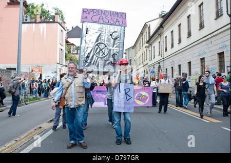 Milano, Italia - 1 Maggio 2013: uomini in possesso di una cassetta di sicurezza durante le celebrazioni del giorno di maggio a Milano dove migliaia di persone si riuniscono per celebrare il giorno di maggio e per protestare contro le misure di austerità. Credito: Piero Cruciatti / Alamy Live News Foto Stock