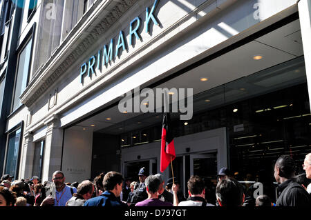 I manifestanti al di fuori di un Primark store nel centro di Londra, Regno Unito. Foto Stock