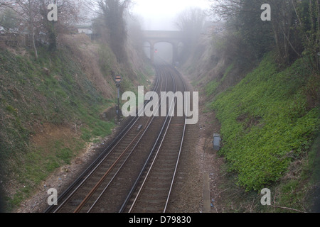 Linee ferroviarie scomparendo nella nebbia Foto Stock