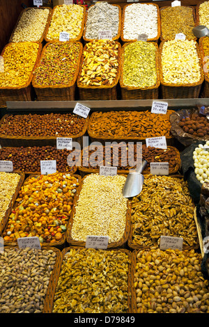 I dadi del dado display per la vendita delle mandorle nocciole Brasile Noci arachidi in Spagna Barcelona Ramblas mercato, Foto Stock