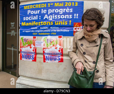 Parigi, Francia. 1 maggio. Sindacati francesi, CGT, manifestazione il 1 maggio, Festa del lavoro, Donna di fronte a CGT Street Posters su strada Foto Stock