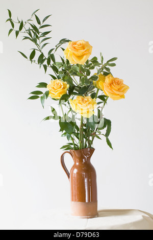 Giallo Rose in vaso, still life. Foto Stock