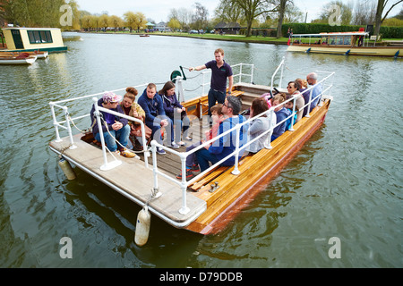 Storica catena passeggero traghetto sul Fiume Avon Stratford Upon Avon Warwickshire, Regno Unito Foto Stock