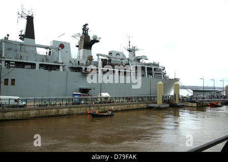 Uno della Royal Navy la più grande nave da guerra è in Liverpool per sei giorni di visita alla città. HMS Albion, un 18.000 t. Foto Stock