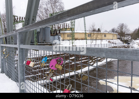 Ponte sul fiume Vantaa al Museo della Tecnologia nella città vecchia parte di Helsinki, Finlandia Foto Stock