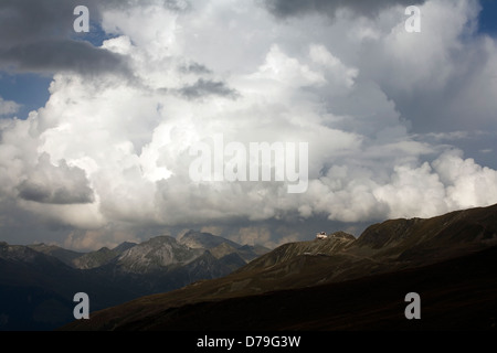 Cloud computing al di sopra del Jakobshorn e Jakobshorn seggiovia stazione e hotel dalla Jatzhorn Davos Grigioni Svizzera Foto Stock