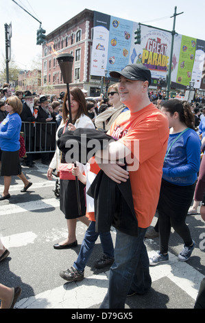 Sessantesimo annuale 'Grande sfilata' per il festival ebraico di lag B' Omer nel Crown Heights sezione di Brooklyn, 28 aprile 2013. Foto Stock