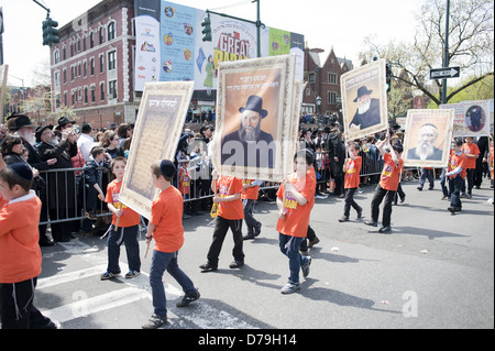 Sessantesimo annuale 'Grande sfilata' per il festival ebraico di lag B' Omer nel Crown Heights sezione di Brooklyn, 28 aprile 2013. Foto Stock