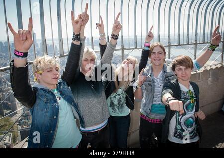 1 maggio 2013 - Manhattan, New York, Stati Uniti - L' Empire State Building ospita attore e cantante ROSS LYNCH e la sua band, Hollywood artisti di registrazione R5, compreso di fratelli germani Ross, RIKER, rocciosa, RYDEL LYNCH e infanzia migliore amico ELLINGTON ''RATLIFF'', che attualmente sono in mezzo a loro North American tour primaverile, Mercoledì, Maggio 1, 2013. (Credito Immagine: © Bryan Smith/ZUMAPRESS.com) Foto Stock