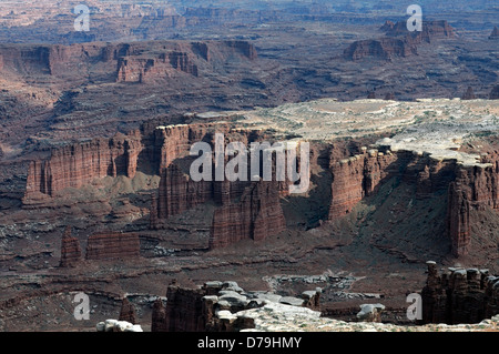 White Rim Island in the sky sezione vista dal fiume verde si affacciano sul parco nazionale di Canyonlands Utah scenic scenario desertico Foto Stock