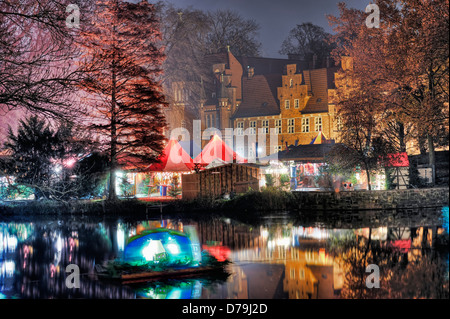 Fiera di natale prima del castello nel villaggio di montagna, Amburgo, Germania, Europa , Weihnachtsmarkt vor dem Schloss in Bergedorf, H Foto Stock