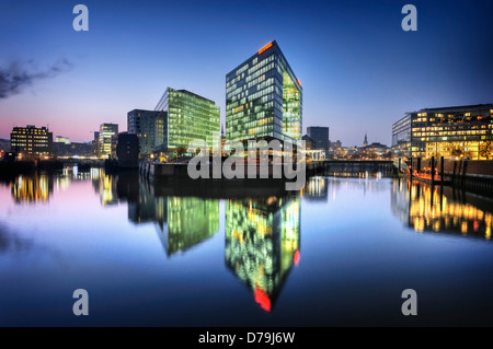 Riflettendo la casa editrice e Ericus ufficio nel Ericusspitze nella città portuale di Amburgo, Germania, Europa , Spiegel-Verl Foto Stock