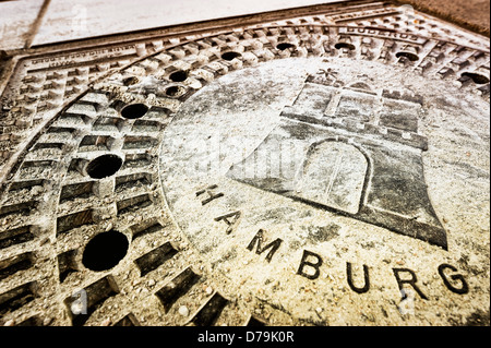 Canal coperchio con Amburgo stemma comunale , Kanaldeckel mit Hamburger Stadtwappen Foto Stock