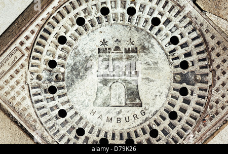 Canal coperchio con Amburgo stemma comunale , Kanaldeckel mit Hamburger Stadtwappen Foto Stock