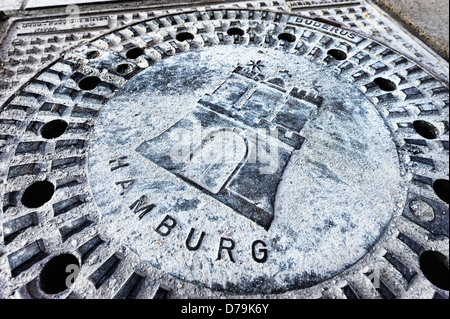 Canal coperchio con Amburgo stemma comunale , Kanaldeckel mit Hamburger Stadtwappen Foto Stock