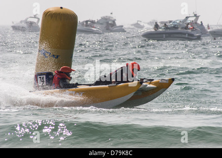 Power Boat racing - Zapcat concorrenza sul Bournemouth Beach, Dorset come parte del Bournemouth Air Festival Foto Stock