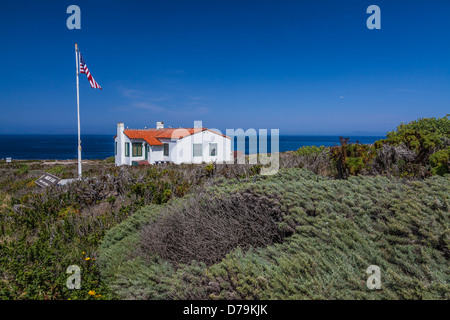 Vecchio U.S. Coast Guard edificio creato nella missione in stile revival su East Anacapa Island, il Parco Nazionale delle Channel Islands, California Foto Stock