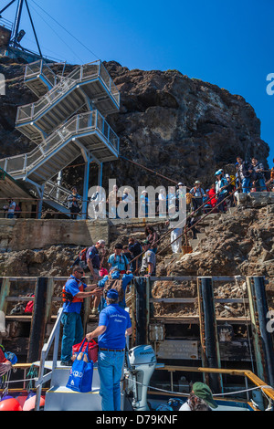 I visitatori in attesa di bordo dell'isola in barca imballatori, Est Anacapa Island nel Parco Nazionale delle Channel Islands, CALIFORNIA, STATI UNITI D'AMERICA Foto Stock