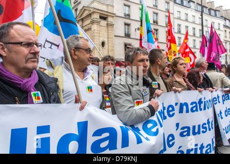 Parigi, Francia, folla che marciò con i Banners di protesta sociale, manifestazione francese il 1 maggio, festa del lavoro, proteste dei lavoratori, manifestazione Parigi, scioperi, sindacati Foto Stock