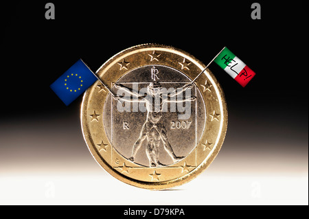 Italian euro-coin uno con UE e bandiera dell'Italia, la crisi del debito , Italienische Ein-Euro-Münze mit UE- und Italienfahne, Schuldenkrise Foto Stock