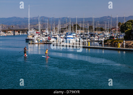 Un paio di fare stand up paddle imbarco nel Porto delle Channel Islands, Oxnard in California, Stati Uniti d'America Foto Stock