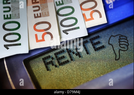 Corsa di pensione su una calcolatrice tascabile e di banconote, basse pensioni , Rente-Schriftzug auf einem Taschenrechner und Geldscheine, Foto Stock