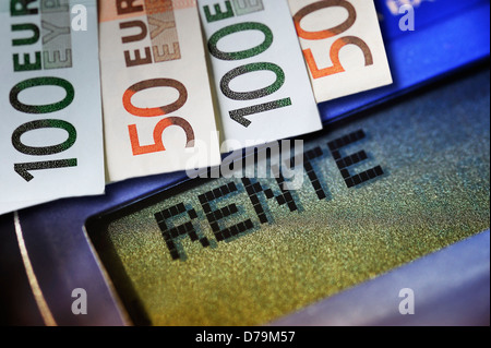 Corsa di pensione su una calcolatrice tascabile e di banconote , Rente-Schriftzug auf einem Taschenrechner und Geldscheine Foto Stock