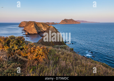 Vista dal punto di ispirazione su East Anacapa Island, guardando verso la metà e West Anacapa Isole del Canale, Parco Nazionale Foto Stock